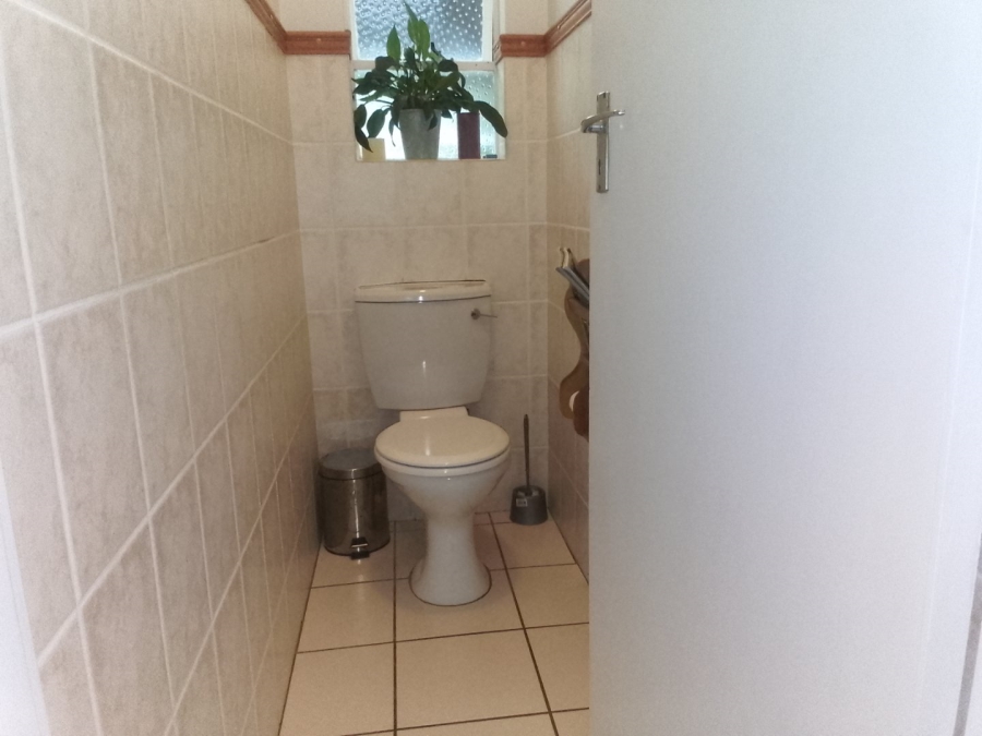 To Let 4 Bedroom Property for Rent in Glen Barrie Western Cape